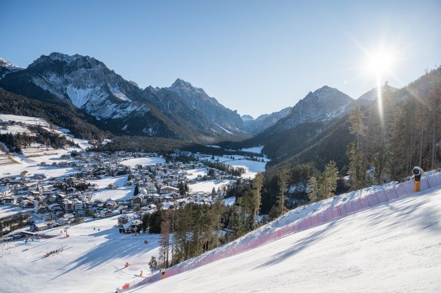 Immagine: Vista panoramica sulle Dolomiti da agriturismo in Val Badia con escursioni e sci