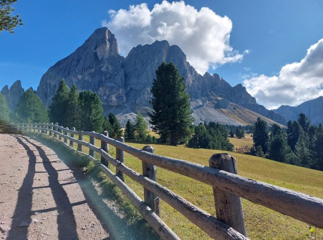 Immagine: Vista panoramica sulle Dolomiti da agriturismo in Val Badia con escursioni e sci